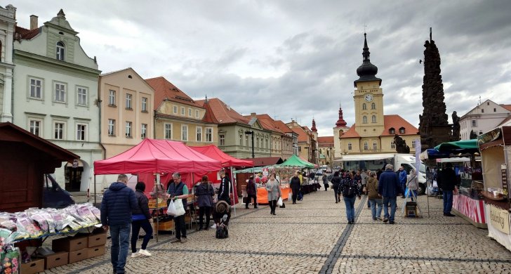 patecni trhy na namesti.jpg